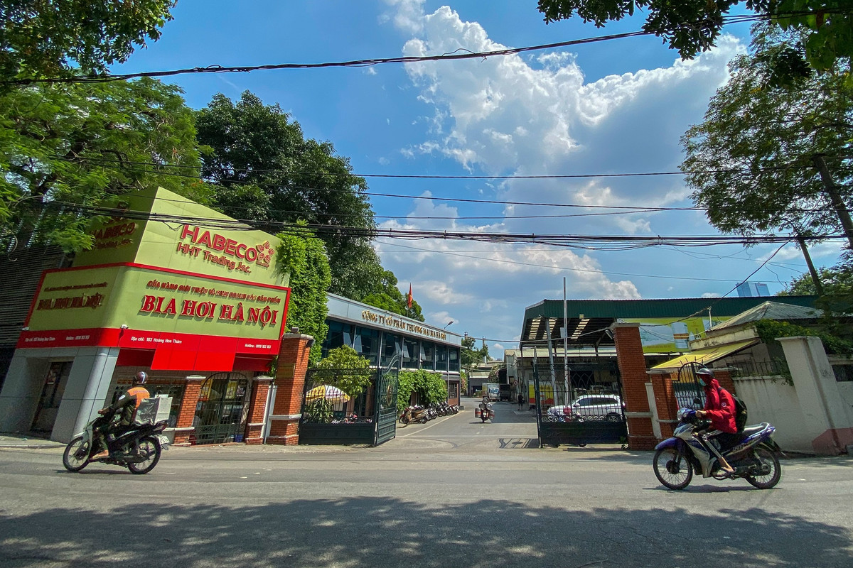 Nhà máy Bia Hà Nội (Thuộc Tổng công ty CP Bia - Rượu - Nước giải khát Hà Nội), tại 183 Hoàng Hoa Thám, diện tích hơn 52.000 m2, đang hoạt động sản xuất.