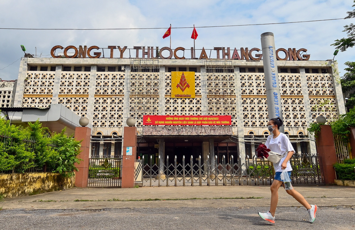 Tại quận Thanh Xuân, Công ty TNHH MTV Thuốc lá Thăng Long, địa chỉ tại 235 Nguyễn Trãi, với lô đất rộng 64.000 m2 sẽ phải di dời. Tại đây có hệ thống nhà kho, để vật tư phục vụ sản xuất và thành phẩm; nhà xe của cán bộ công nhân viên để đi xe đưa đón đến địa điểm mới tại Cụm công nghiệp Thạch Thất - Quốc Oai.