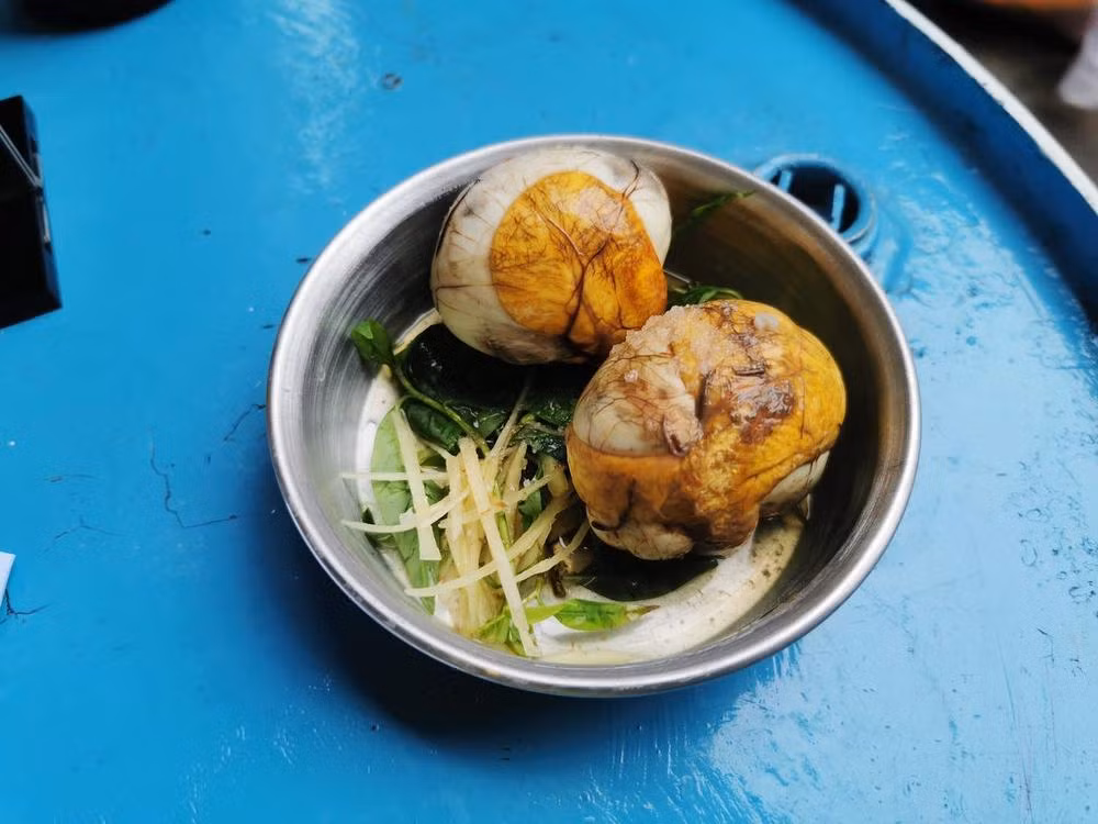 Khach Tay me man mon an cuc 'di' o Viet Nam