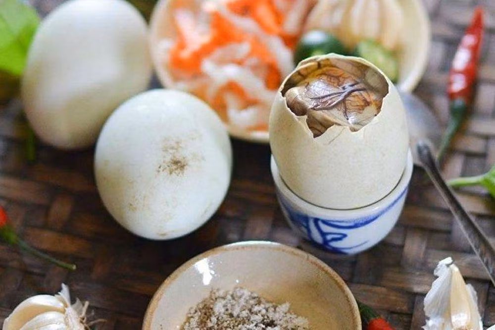 Khach Tay me man mon an cuc 'di' o Viet Nam-Hinh-2