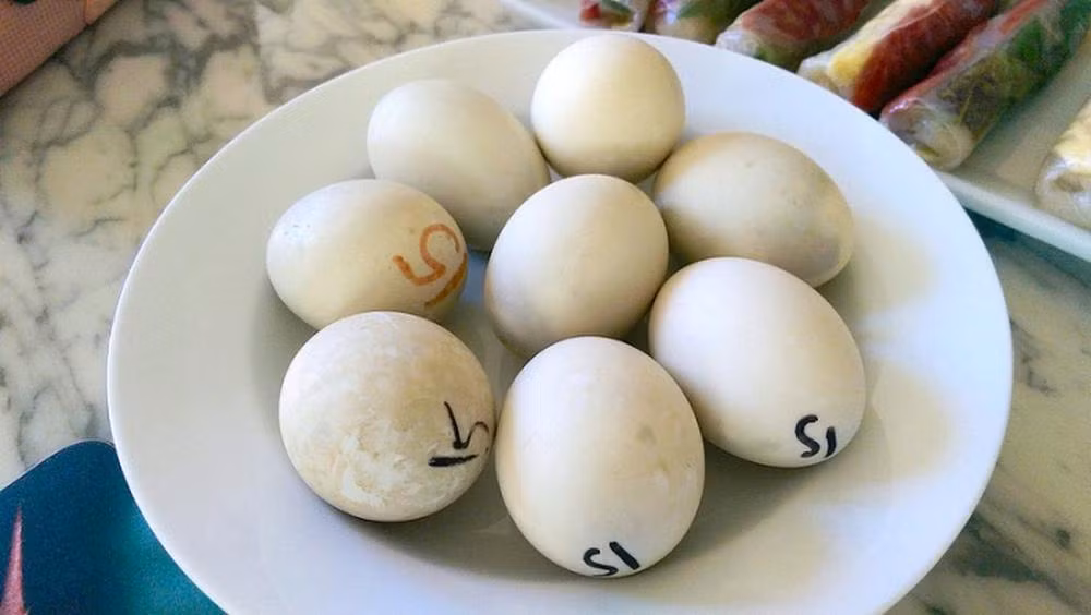 Khach Tay me man mon an cuc 'di' o Viet Nam-Hinh-3