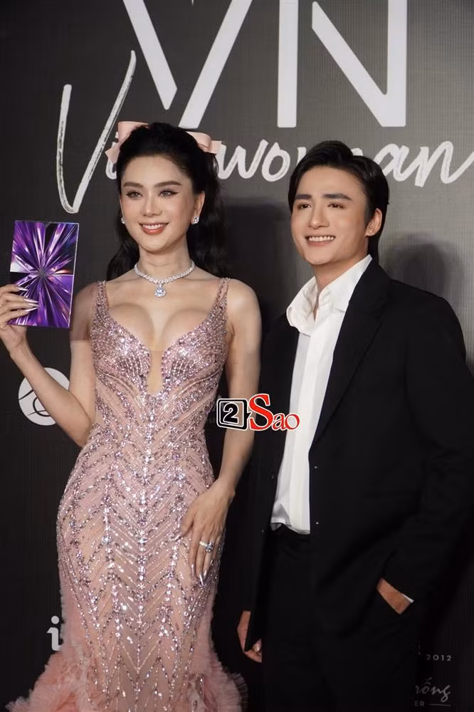 Mặc dù lộ khá nhiều dấu hiệu tuổi tác, song cũng không thể phủ nhận body Lâm Khánh Chi thon thả, đáng mơ ước khi đã ở tuổi U50.