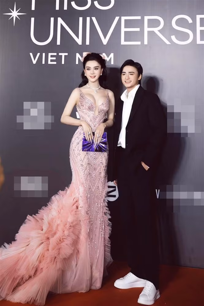 Sánh đôi cùng "công chúa" là "người tình tin đồn" Song Duy.