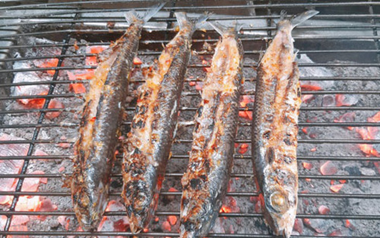 Ngoài nướng, cá chuồn còn có thể chế biến thành nhiều món ăn ngay như nấu canh chua, canh với mít non, chiên sả bằm,… hoặc làm mắm thính để ăn vào mùa mưa bão.