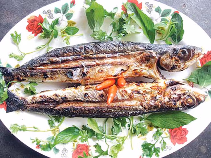 Ghé biển Rạng, đặc sản nổi tiếng nhất là cá chuồn nướng. Ở đây cá chuồn cồ nướng không bán theo ký, đĩa mà chỉ bán con. Mỗi con cá chuồn đã nướng tùy thời điểm, tùy lớn bé, có giá trên dưới 50.000 đồng/con.