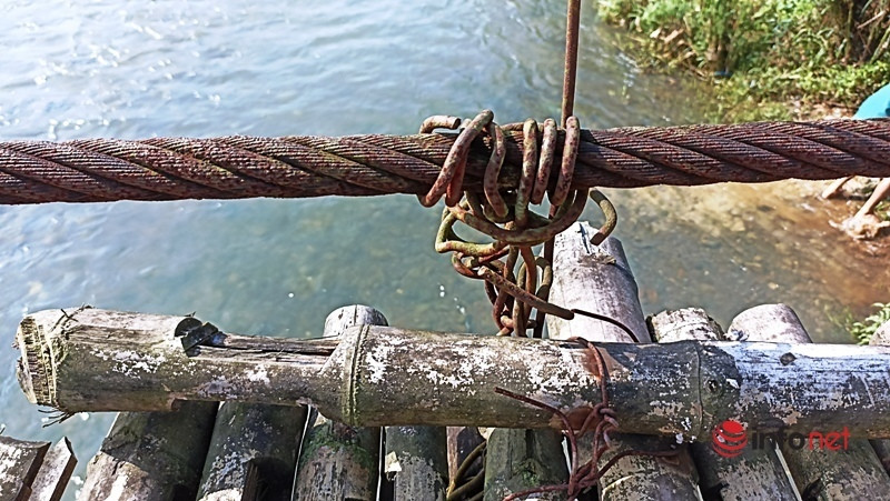 Những sợi sắt dùng để cố định mặt cầu cũng đã hoen gỉ, đứt gãy...