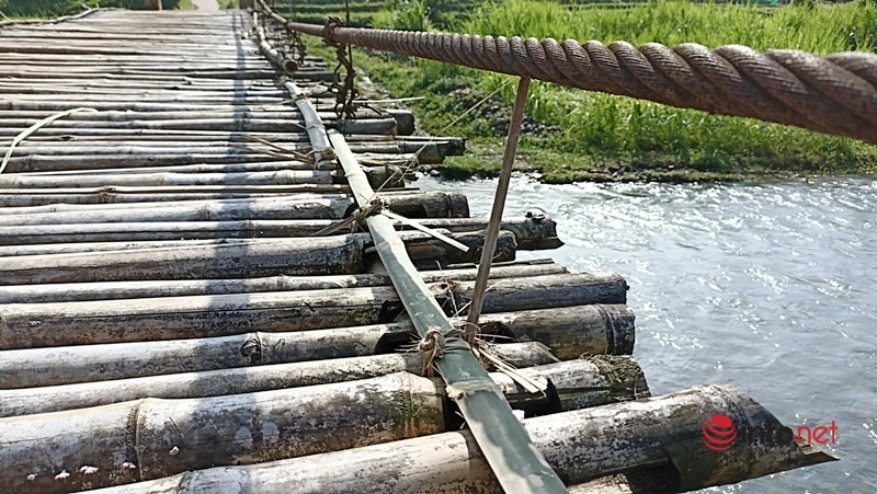 Mỗi khi cầu hư hỏng thì 48 hộ dân lại góp tiền, góp của, góp công sức lại để cùng nhau sửa cầu lấy đường đi lại.