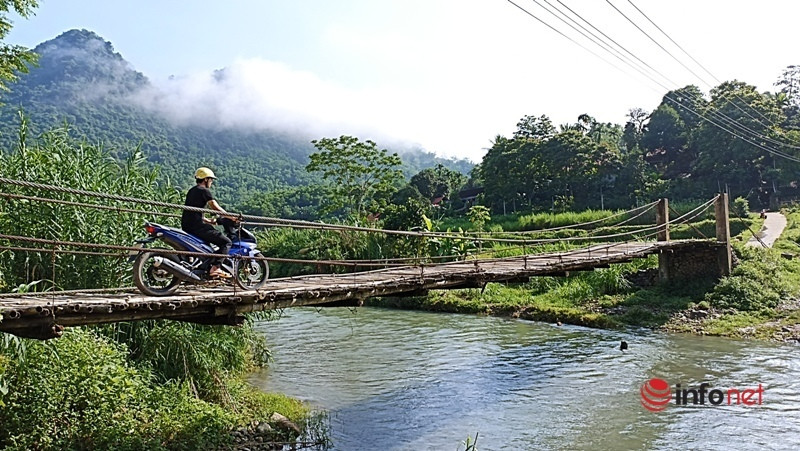 Theo thống kê của UBND huyện Bá Thước (Thanh Hóa), hiện nay trên địa bàn huyện có 19 cây cầu bắc qua các con suối. Trong đó, có 10 cầu đang còn sử dụng tốt và có 9 cầu dân sinh được làm bằng tre luồng, gỗ... xuống cấp, tiềm ẩn nguy cơ mất an toàn giao thông và nguy hiểm mùa mưa bão.