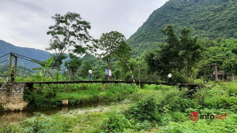 Tương tự tình trạng cầu Chiềng Lau, cầu suối Khanh ở thôn Đốc, xã Cổ Lũng là con đường duy nhất phục vụ việc đi lại cho hơn 2.000 nhân khẩu ở 4 thôn Khuyn, Lác, Đốc, Ấm Hiêu hiện đã xuống cấp. Về mùa mưa lũ nước dâng cao, người dân nơi đây không thể đi lại được.