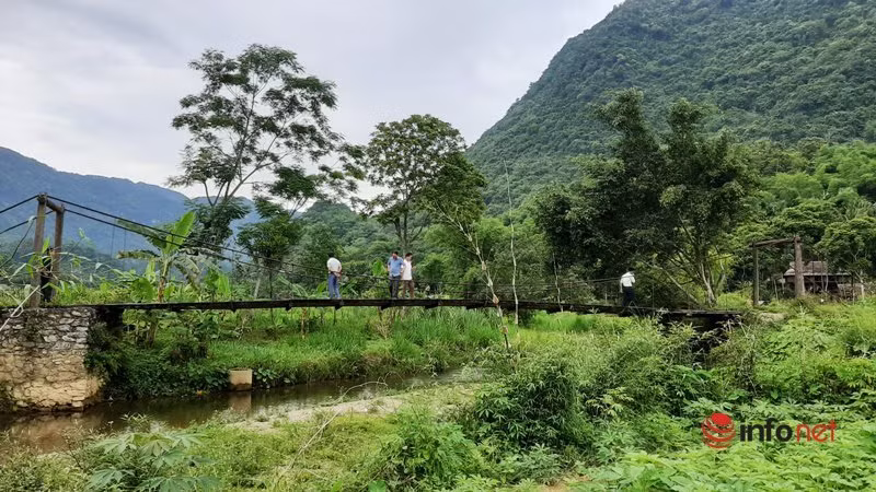 Tương tự tình trạng cầu Chiềng Lau, cầu suối Khanh ở thôn Đốc, xã Cổ Lũng là con đường duy nhất phục vụ việc đi lại cho hơn 2.000 nhân khẩu ở 4 thôn Khuyn, Lác, Đốc, Ấm Hiêu hiện đã xuống cấp. Về mùa mưa lũ nước dâng cao, người dân nơi đây không thể đi lại được.