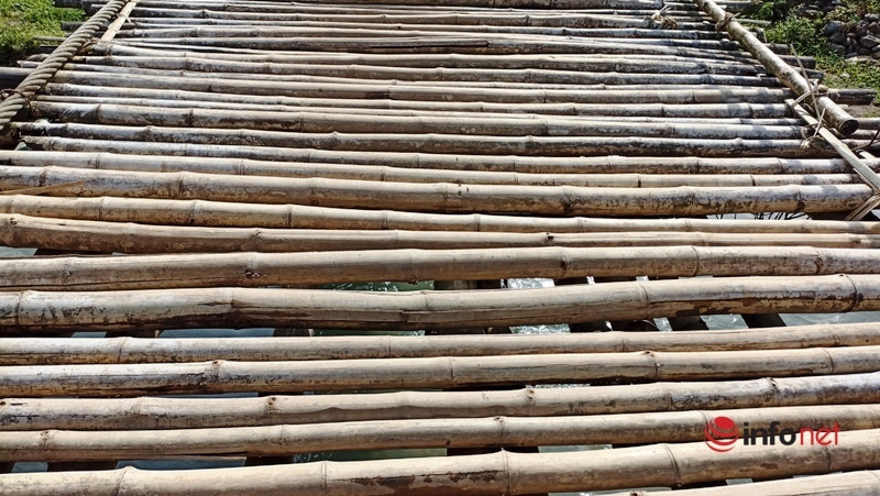 Mặt cầu làm bằng tre luồng tạo nên những khoảng hở lớn khiến cho việc qua lại của người dân địa phương cũng như khách từ nơi xa đến gặp nhiều khó khăn.