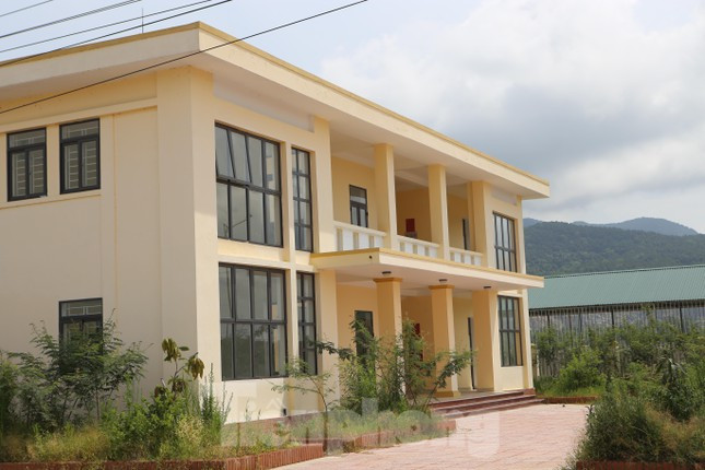 Dù thực tế nhu cầu sử dụng rất cấp thiết, nhưng khi chủ đầu tư bàn giao công trình, Chi cục Chăn nuôi và thú y từ chối tiếp nhận vì hiện chưa có đường dẫn đấu nối vào trụ sở mới này.