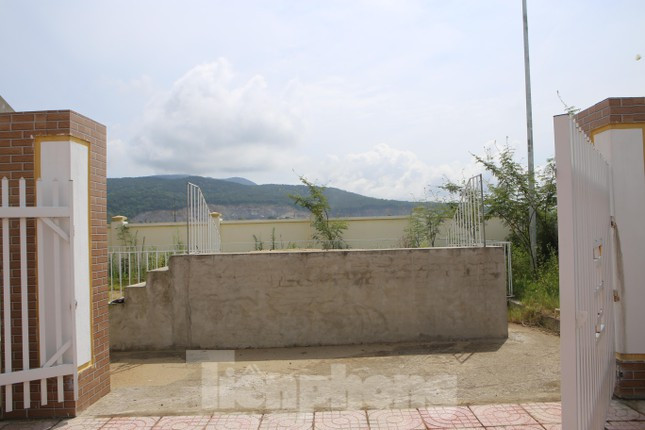 Bên trong trụ sở đã hoàn thiện các hạng mục, nhưng do thiếu đường dẫn nên chưa thể đưa vào hoạt động.