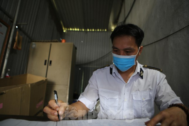 “Hiện tại các anh em đang làm việc tạm bợ tại nhà thuê của người dân nên rất khó khăn. Chúng tôi rất muốn sử dụng (trụ sở mới-PV) nhưng nếu không có đường vào thì không thể làm được. Chúng tôi đã đề xuất lên tỉnh để có hướng làm đường vào trụ sở”, ông Huân cho hay.