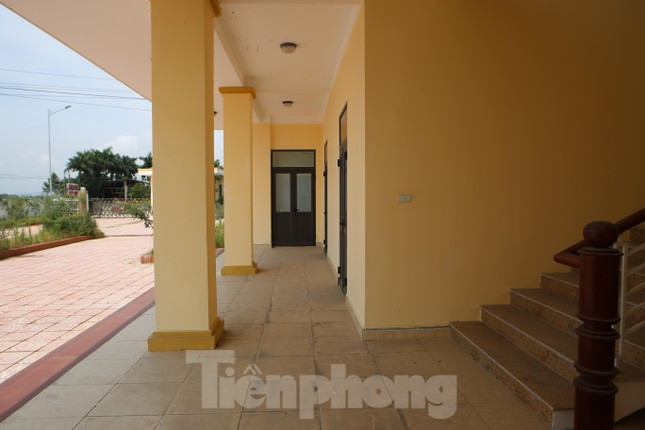 Theo ông Nguyễn Quang Huân - Trạm phó trạm kiểm dịch và chẩn đoán xét nghiệm động vật (Chi cục Thú Y Hà Tĩnh) cho biết, việc đơn vị chưa tiếp nhận bàn giao công trình này là do chưa có đường gom đấu nối với quốc lộ 1A, các xe không vào được. Hiện đơn vị đang chờ phương án của tỉnh và chủ đầu tư để tiếp nhận công trình.