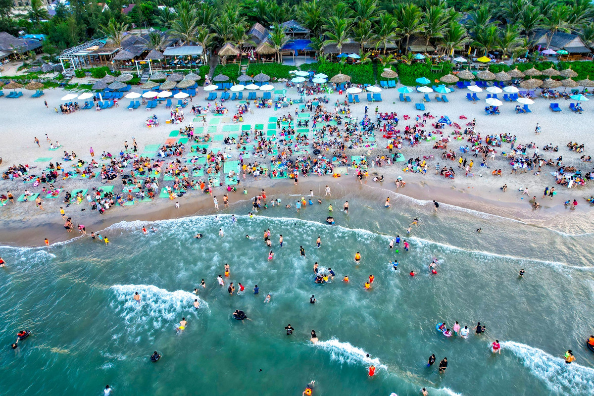 Lượng người đổ về tắm biển càng về chiều càng đông.