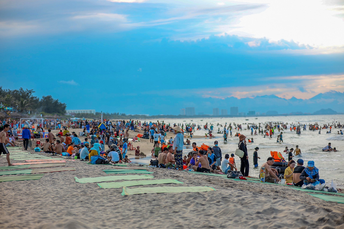 Bãi biển An Bàng tập trung người dân địa phương và nhiều du khách nước ngoài. Tại đây, vui chơi diễn ra đến khuya.