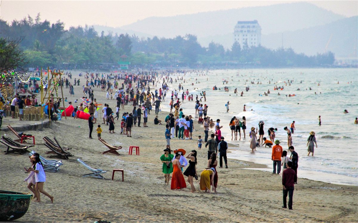 Tại Nghệ An, nhiều ngày qua nền nhiệt luôn ở mức 35-38 độ C. Để tránh nắng, hàng nghìn người dân địa phương cứ buổi chiều lại rủ nhau ra bãi tắm Cửa Lò hoặc ven sông Lam để tắm giải nhiệt.