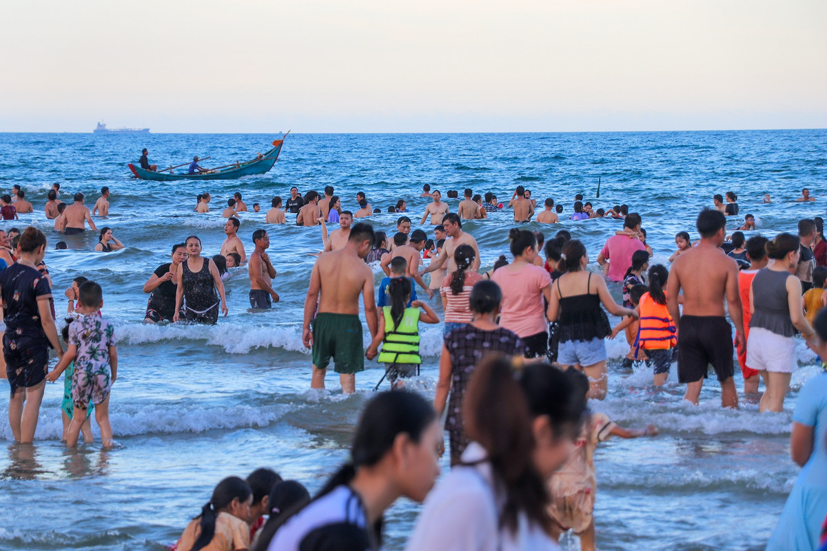 Tại bãi biển Tam Thanh, TP Tam Kỳ, cũng có hàng nghìn người đến tắm mỗi ngày.