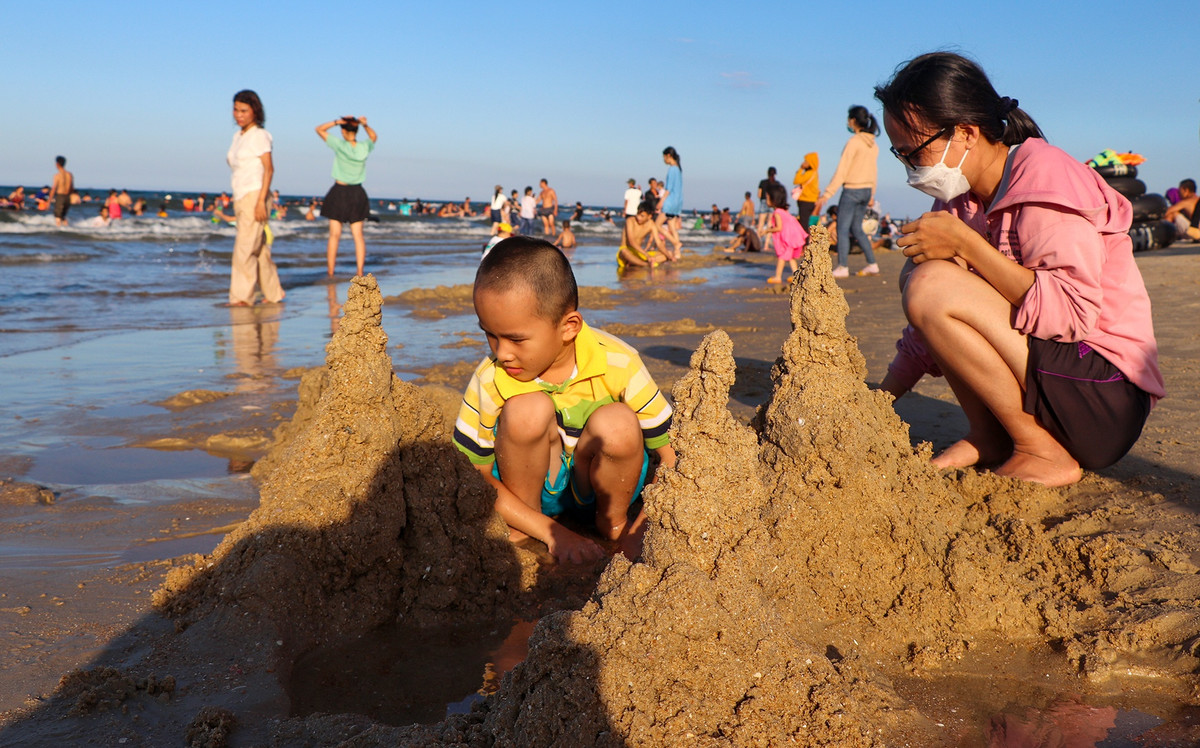 Chị Lê Thị Lan, người địa phương, cho hay do nhiều ngày qua trời nóng, tranh thủ buổi chiều được nghỉ làm sớm, chị đưa con trai đến biển chơi. "Trời nắng nóng, con trai lại thích xuống biển, tôi đưa cháu đến tắm rồi về. Tôi cũng không nghĩ biển đông như vậy", chị Lan cho hay.