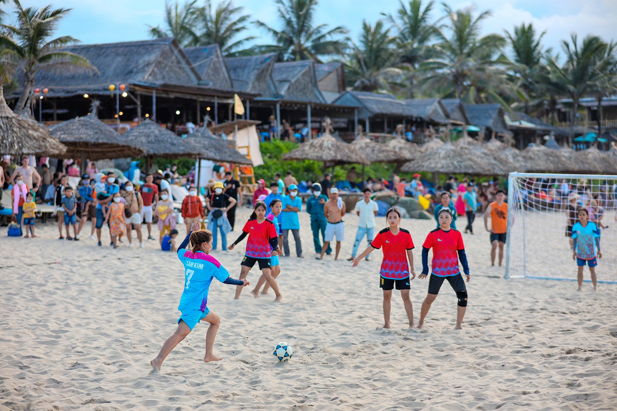 Các hoạt động thể thao như bóng đá, bóng chuyền thu hút đông lượng người cổ vũ.