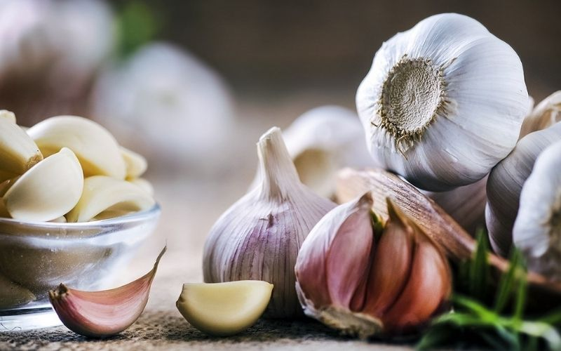 Mua tỏi nên chọn củ trắng hay củ màu tía thì tốt cho sức khoẻ hơn? Mua toi nen chon cu trang hay cu mau tia thi tot cho suc khoe hon?