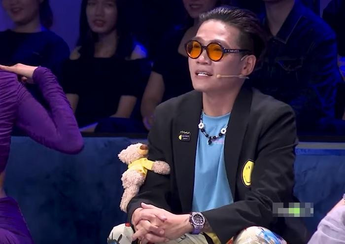 Tran Thanh mac 'sexy' hon ca 3 nu co van 'Nguoi Ay La Ai'-Hinh-2