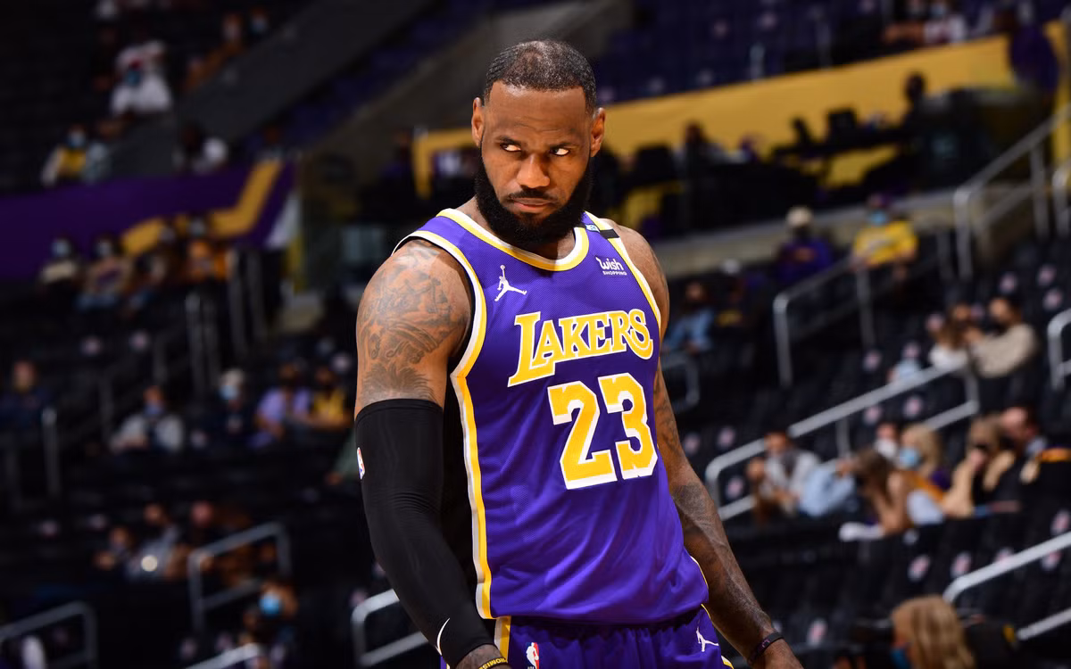 Trước đó, vào đầu tháng 6, Forbes cũng đưa LeBron James vào danh sách những VĐV có khối tài sản cán mốc 1 tỷ USD. James chỉ kiếm được hơn 385 triệu USD tiền lương trước thuế trong 19 năm chơi tại NBA. Anh tích lũy phần lớn tài sản của mình thông qua việc kinh doanh.