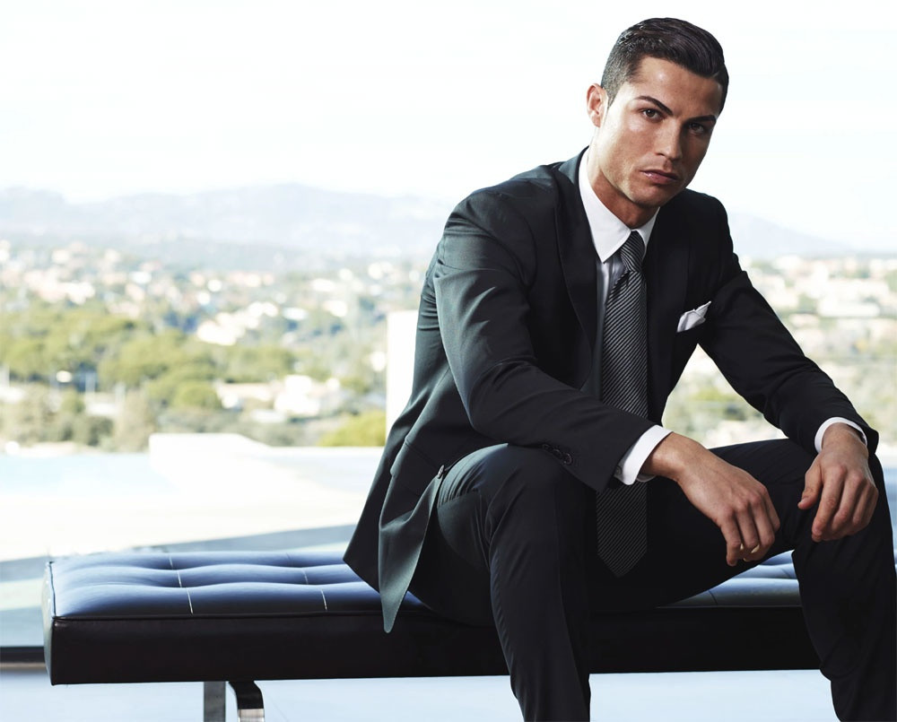 Cristiano Ronaldo cũng là cái tên được dự đoán có thể gia nhập "CLB tỷ USD" của thể thao thế giới trong tương lai. Khối tài sản của CR7 vẫn tăng lên trong thời gian qua nhờ các hoạt động kinh doanh ngoài sân cỏ.
