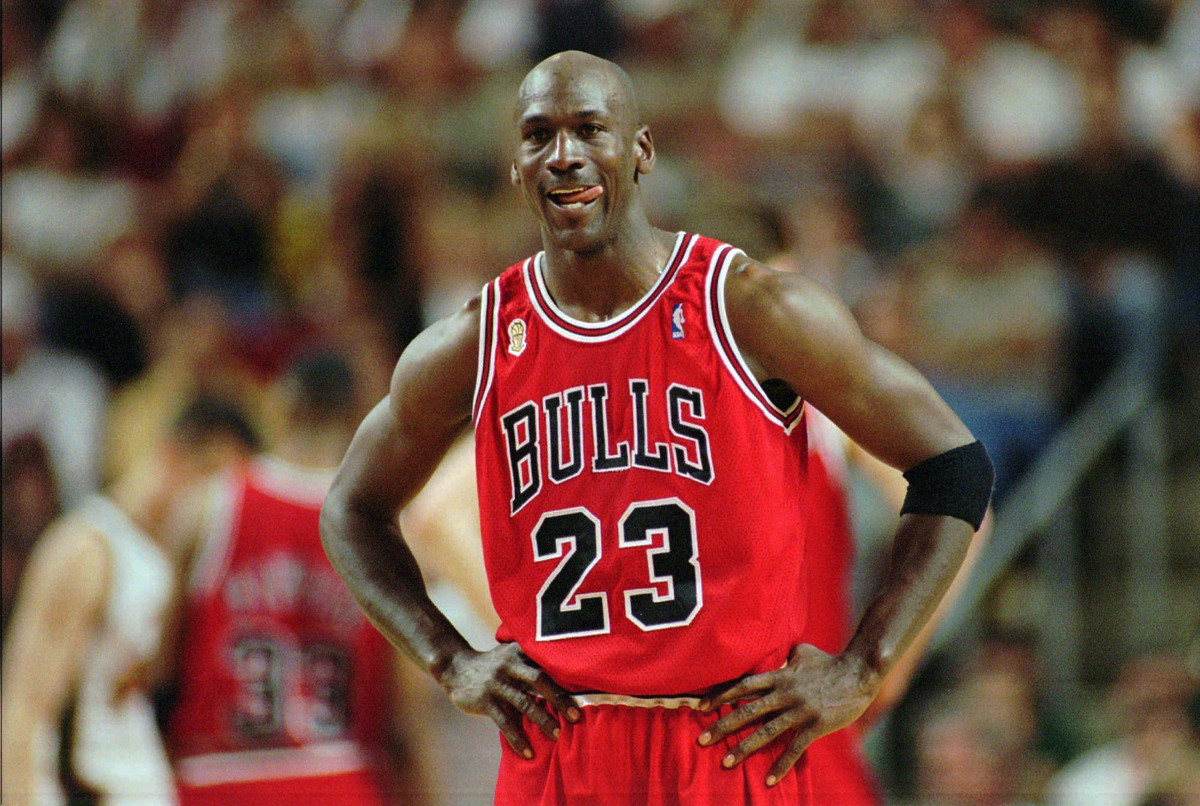 Trước James, Michael Jordan trở thành VĐV thể thao đầu tiên cán mốc 1 tỷ USD tài sản. Huyền thoại bóng rổ Mỹ làm được điều đó 11 năm sau khi giải nghệ. Vào tháng 4, Jordan có khối tài sản lên tới 1,6 tỷ USD.