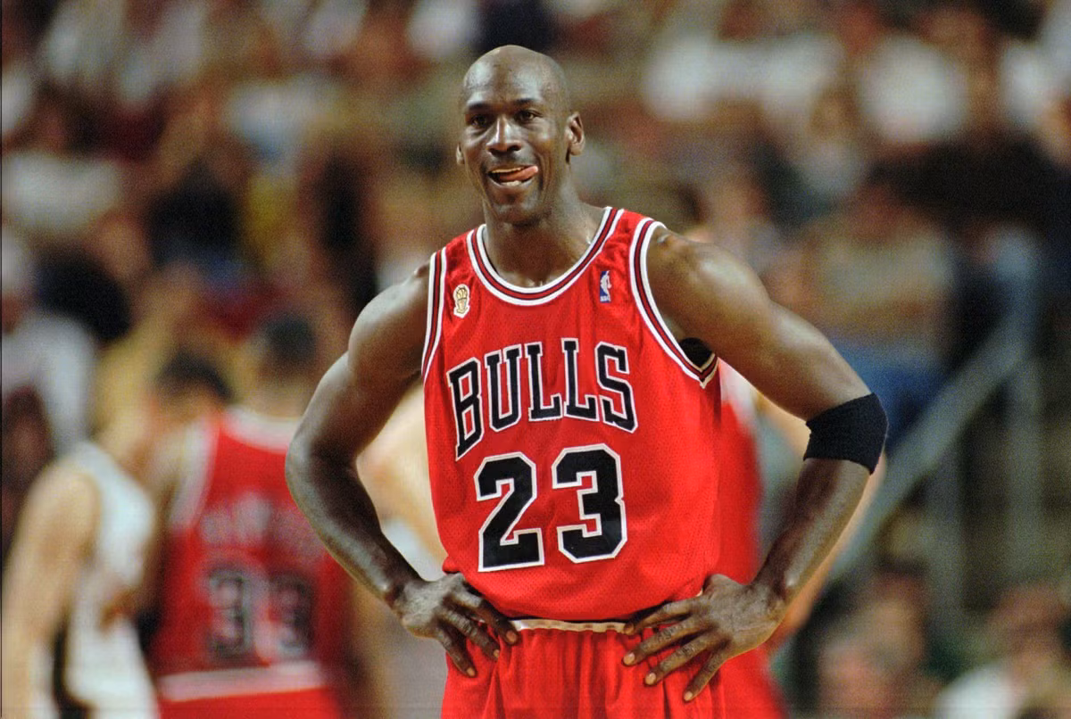 Trước James, Michael Jordan trở thành VĐV thể thao đầu tiên cán mốc 1 tỷ USD tài sản. Huyền thoại bóng rổ Mỹ làm được điều đó 11 năm sau khi giải nghệ. Vào tháng 4, Jordan có khối tài sản lên tới 1,6 tỷ USD.