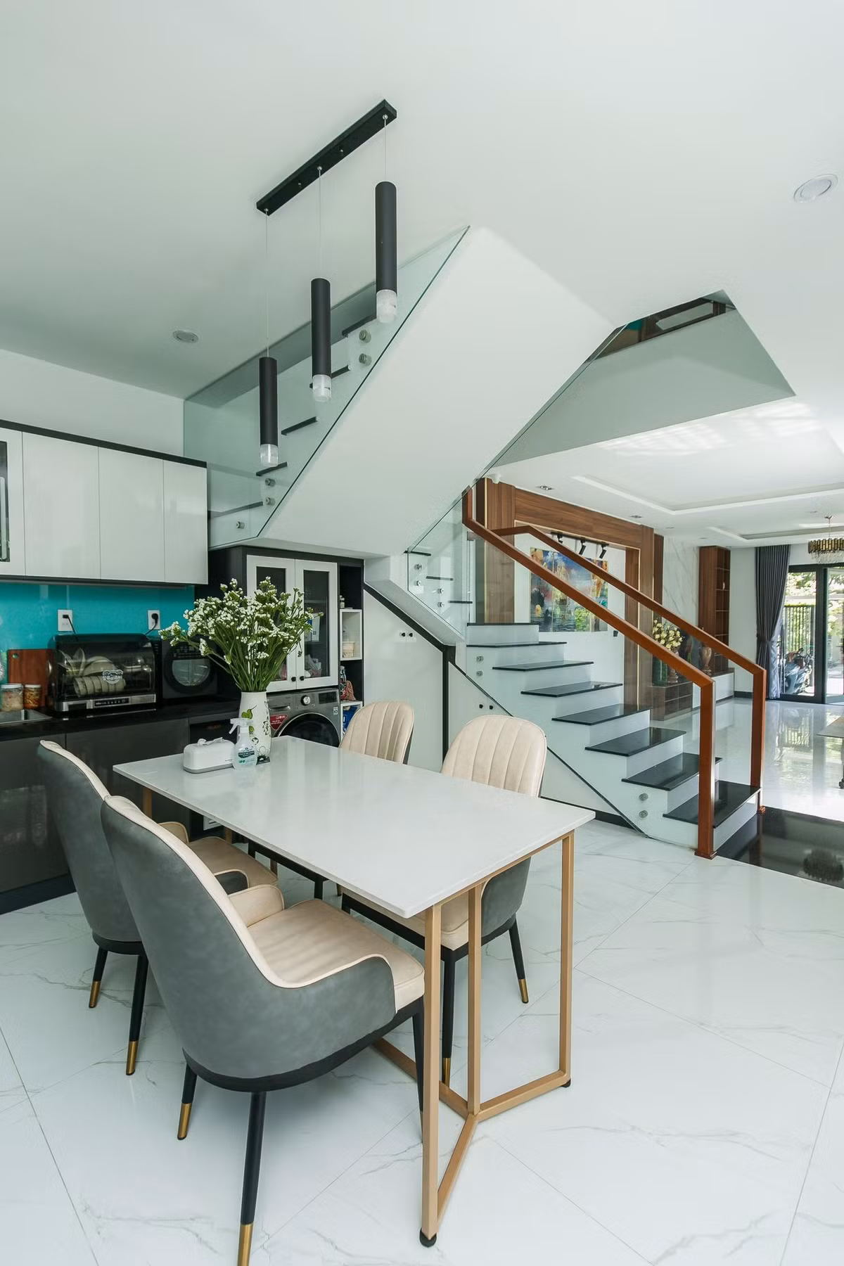 Nha pho thiet ke hien dai voi khong gian rop ca troi xanh mat-Hinh-16