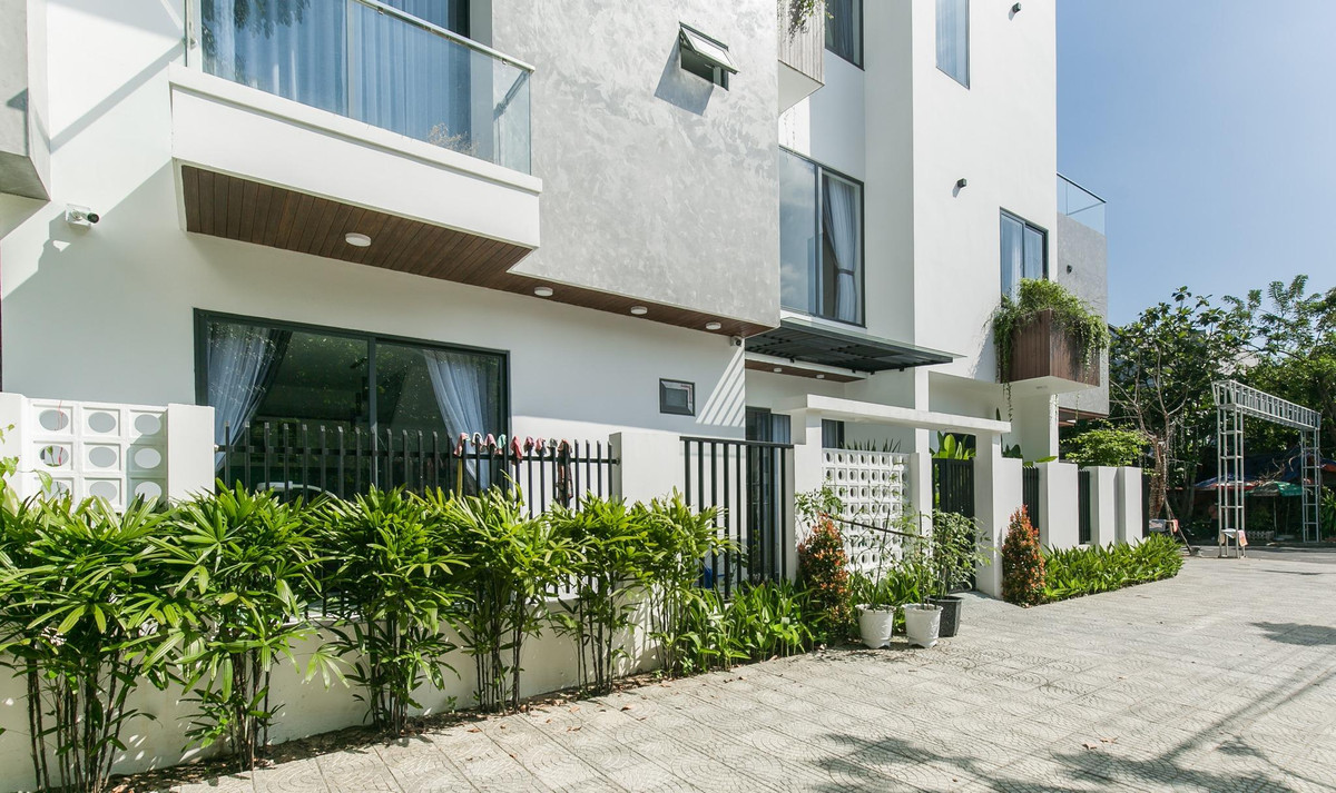 Nha pho thiet ke hien dai voi khong gian rop ca troi xanh mat-Hinh-2