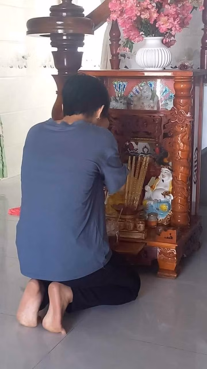 Ngoài thành thật, không gian lận khi thi cử thì nhiều bạn trẻ còn rất thành tâm khấn vái.
