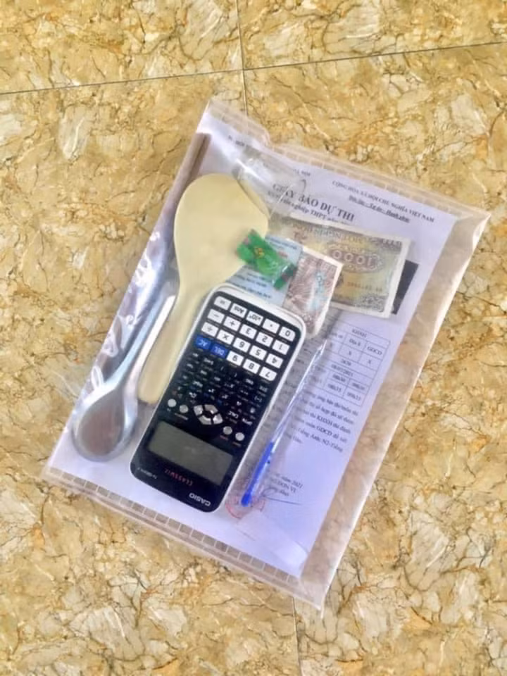 Muỗng dường như chưa đủ, phải đem hẳn môi múc cơm của mẹ để đi "múc" điểm về.