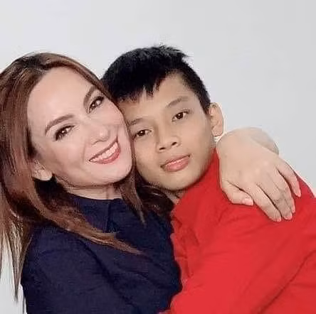 Con trai nuoi chia se ky niem ben Phi Nhung ngay Tet thieu nhi khien ai cung xuc dong-Hinh-2