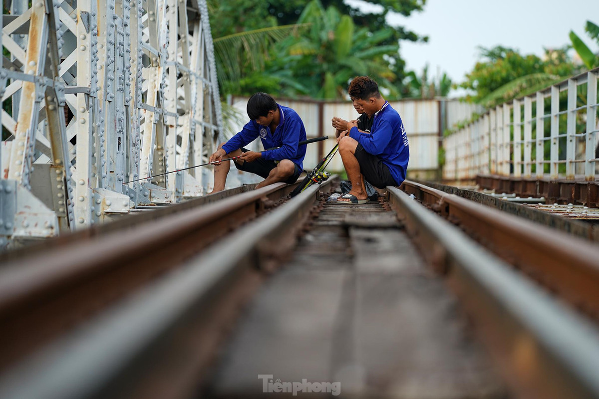 Ngày thường, người dân thường lên đây để ngắm cảnh, câu cá...
