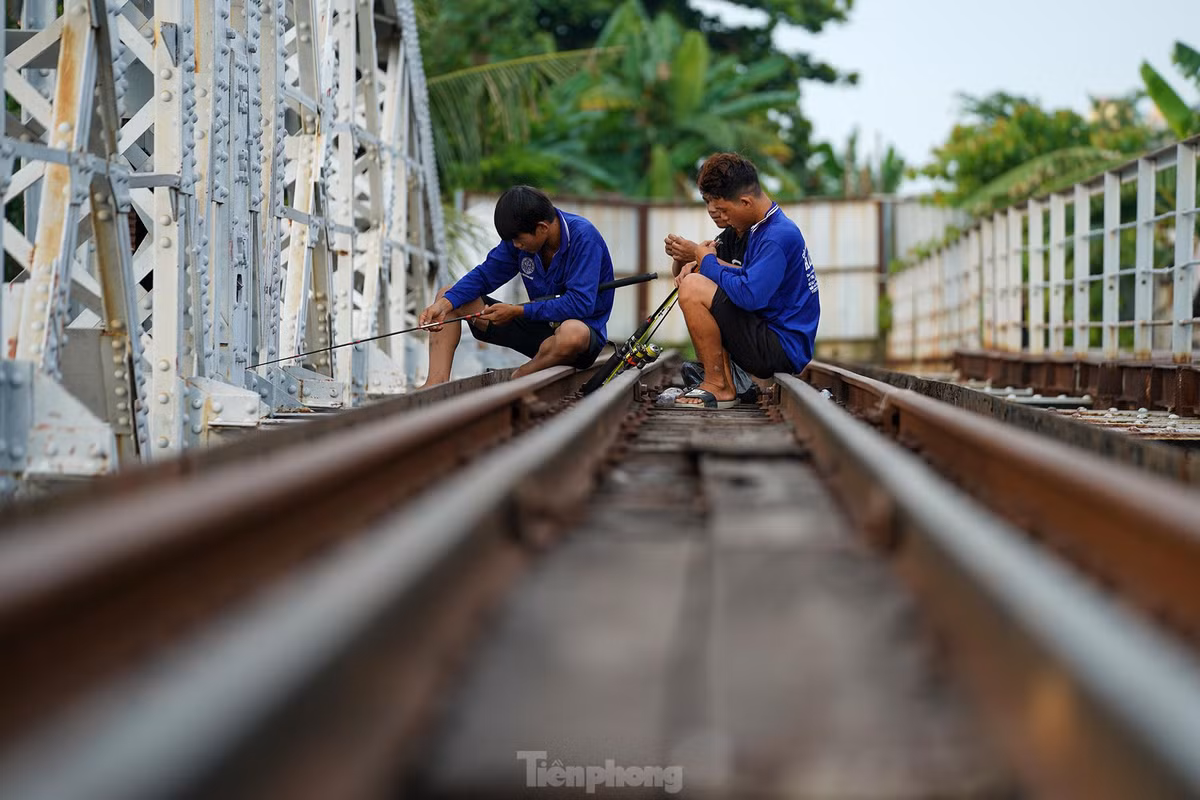 Ngày thường, người dân thường lên đây để ngắm cảnh, câu cá...