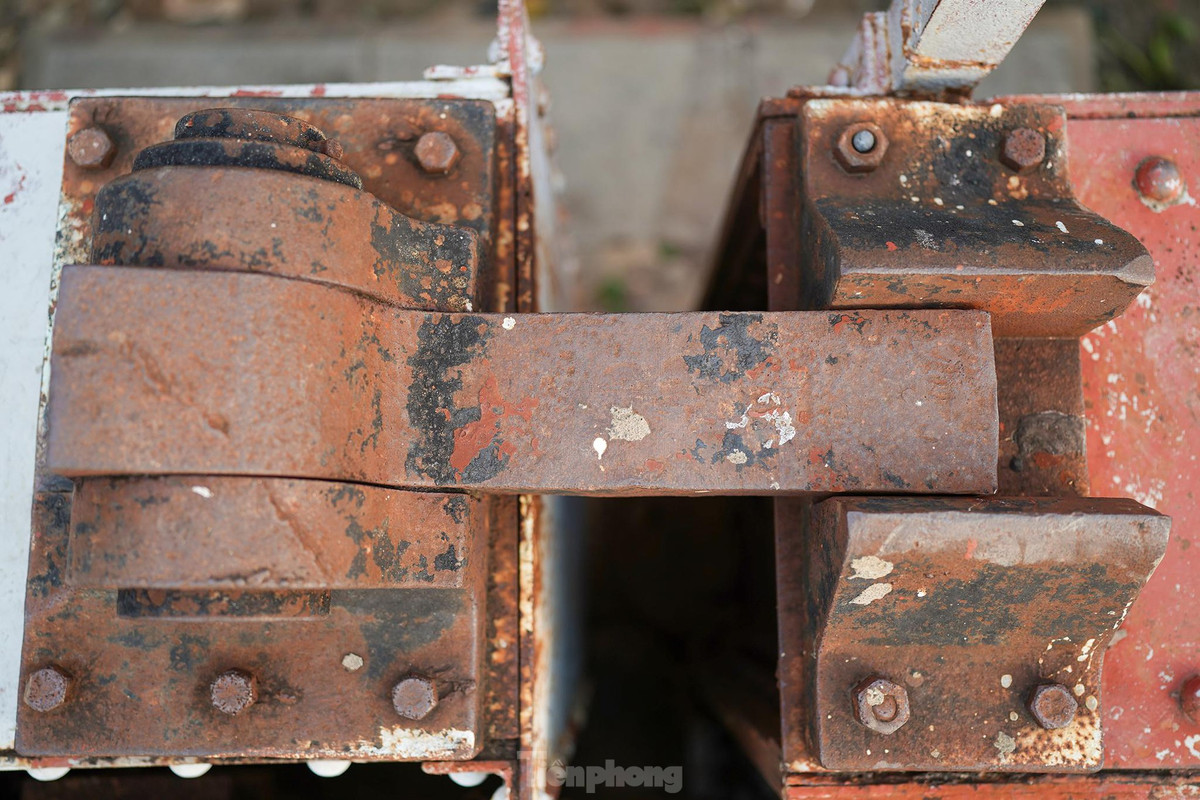 Mấu nối hai nhịp cầu vẫn còn nguyên vẹn, một cấu trúc đặc biệt của lịch sử.