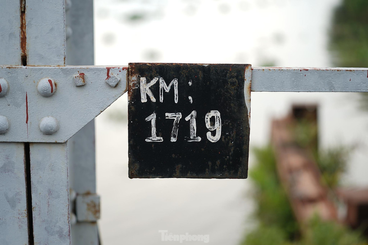 Một chi tiết còn khá mới trên nhịp cầu.