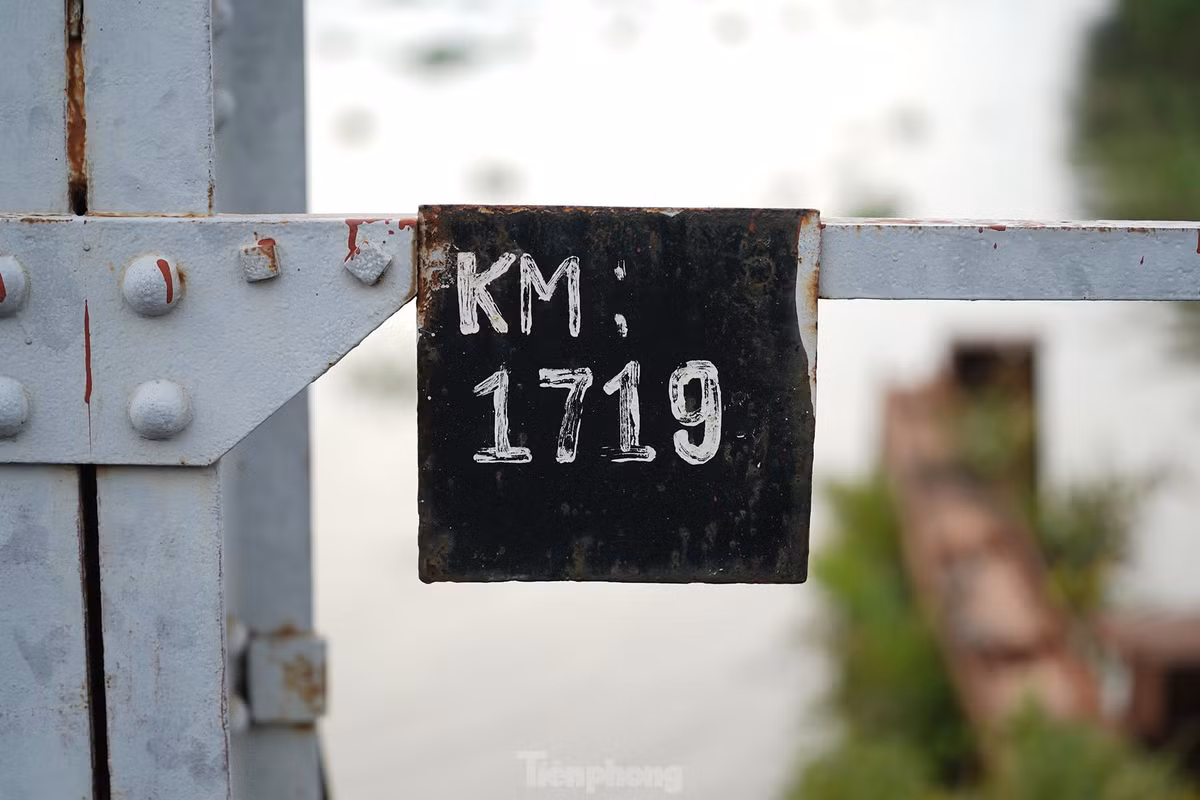 Một chi tiết còn khá mới trên nhịp cầu.