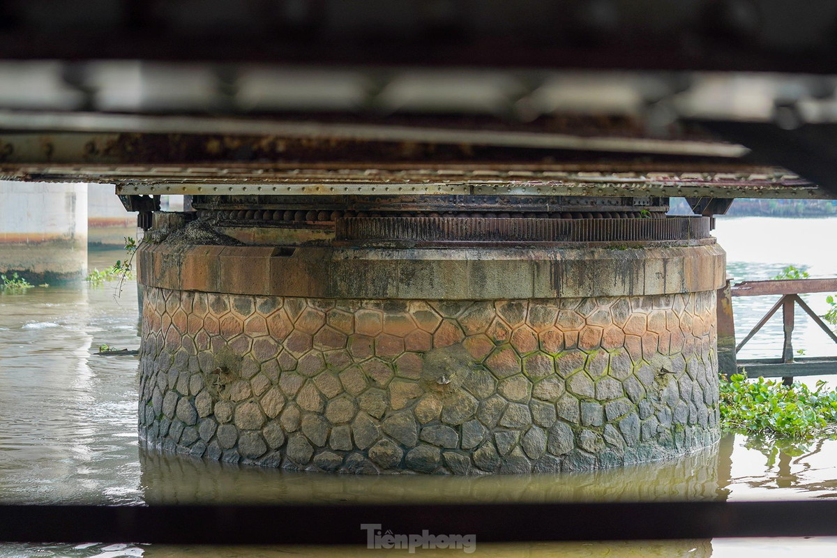 Đây là nhịp cầu quay do hãng thầu Pháp Levalllois Perret thi công (tên của Công ty Eiffel do Gustav Eiffel, kỹ sư xây tháp Eiffel sáng lập), có giá trị lịch sử đặc biệt, hiếm có với kết cấu trụ được bọc đá nguyên khối. Trải qua hơn 1 thế kỷ, hệ thống quay vuông góc 90 độ của nhịp cầu hầu như còn nguyên vẹn các bộ phận.