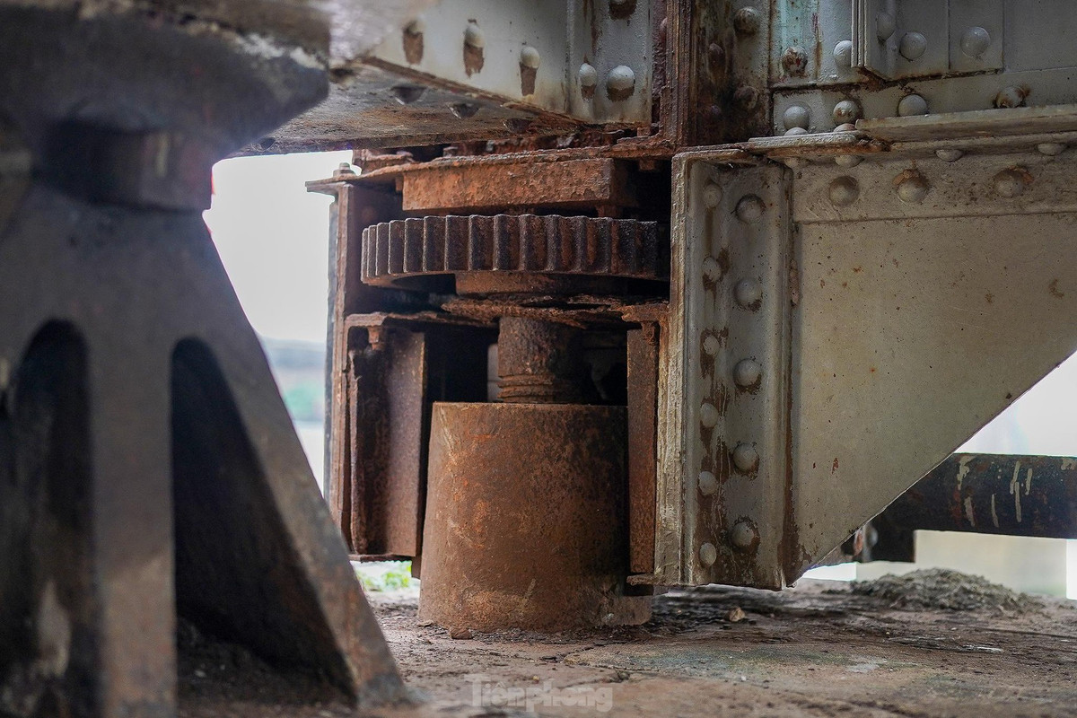 Thuở sơ khai, cầu đường sắt Bình Lợi được xây dựng bởi Pháp và được khánh thành vào năm 1902. Thời đó, hãng thầu Levallois Perret (tiền thân của hãng thầu này là côɴԍ ty Compagnie des Etablissements Eiffel) đã chịu trách nhiệm thi công công trình này với thiết kế ước tính dài khoảng 276m bao gồm 6 nhịp với lớp gỗ dày được lót ở lòng cầu.