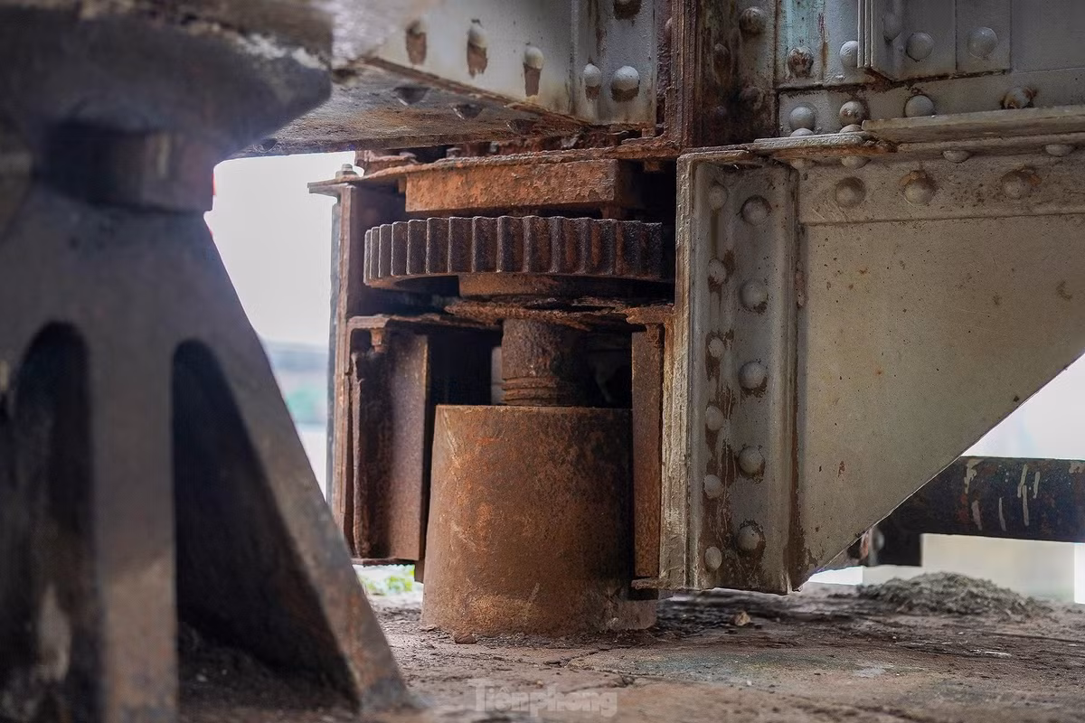 Thuở sơ khai, cầu đường sắt Bình Lợi được xây dựng bởi Pháp và được khánh thành vào năm 1902. Thời đó, hãng thầu Levallois Perret (tiền thân của hãng thầu này là côɴԍ ty Compagnie des Etablissements Eiffel) đã chịu trách nhiệm thi công công trình này với thiết kế ước tính dài khoảng 276m bao gồm 6 nhịp với lớp gỗ dày được lót ở lòng cầu.