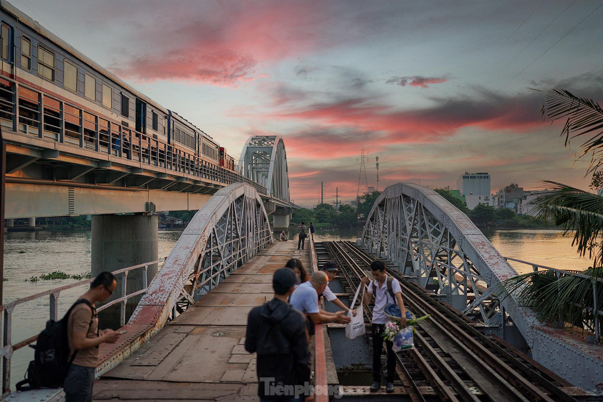 Nhà nghiên cứu Nguyễn Đình Đầu, 97 tuổi, ngụ tại quận 1 (TPHCM) từng kể: Ngày xưa, vùng đất này hoang sơ, sông Sài Gòn cũng rộng hơn bây giờ rất nhiều. Ở phía Bình Thạnh có đồng Ông Cộ (nay thuộc phường 12, quận Bình Thạnh), trước đây thuộc vùng sát cận trung tâm tỉnh Gia Định. Toàn thể khu vực rộng lớn này rất hiếm đường cái quan. Dân cư trong vùng sinh sống bằng nghề ruộng nương, đánh cá dọc theo sông Sài Gòn, giao thông thủy là chủ yếu. Những khoảng đất không được khai phá thì toàn là rừng chồi, cây lùm rậm rạp. Người dân cư trú thưa thớt, kinh tế khó khăn. Việc đi lại bằng đường bộ từ Sài Gòn về hướng đông phải xuống đường Nguyễn Văn Học (đường Nơ Trang Long ngày nay), qua ngã tư Bình Hòa, qua cầu Băng Ky, cầu Gò Dưa, Thủ Đức... Cho nên, sự ra đời của cầu đường sắt Bình Lợi đánh dấu bước phát triển vượt bậc về giao thông ở Sài Gòn những thập niên đầu thế kỷ 20.
