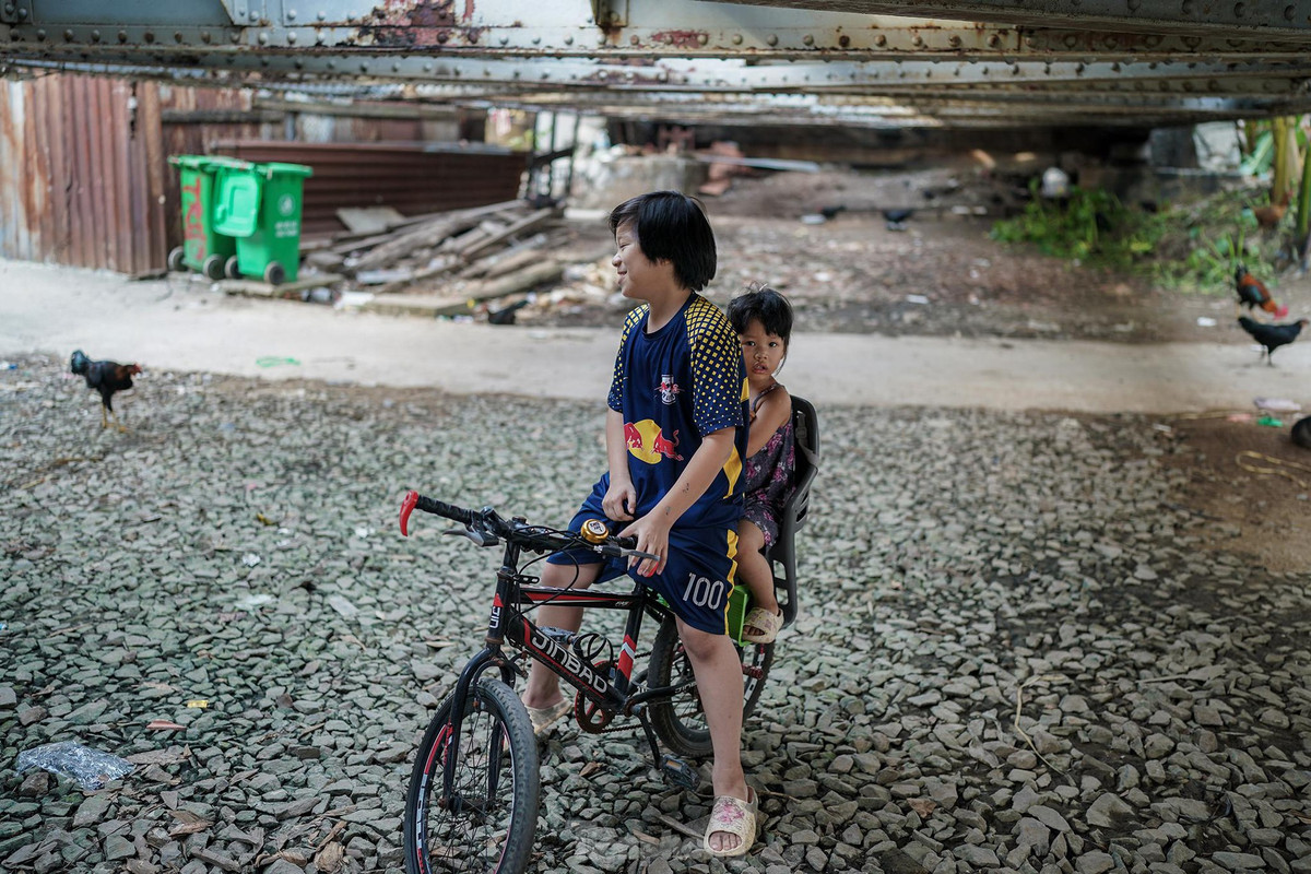 Hai em nhỏ đang chơi dưới gầm cầu trăm tuổi.