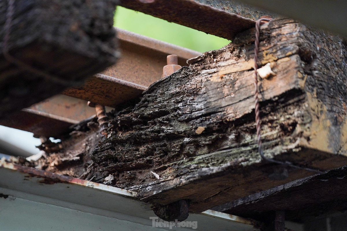 Các bệ đỡ bằng gỗ là chi tiết rõ nhất về giá trị thời gian. Có thể nói, cầu hoả xa Bình Lợi đã đi qua 3 thế kỷ.