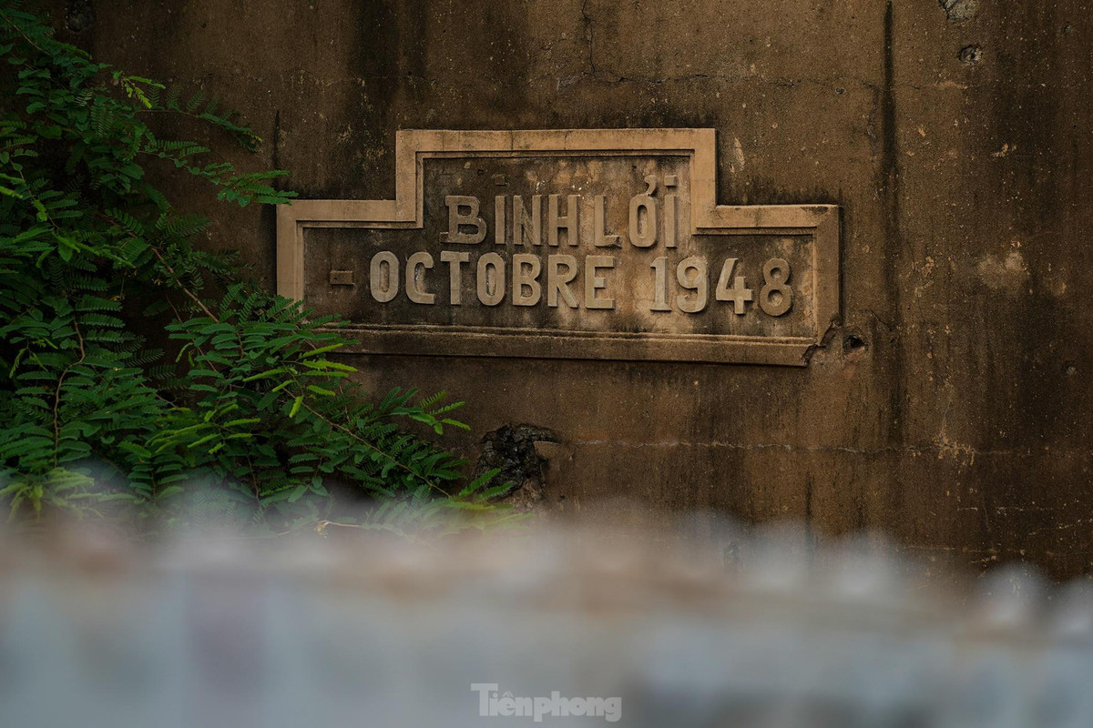 Tháp canh cao gần chục mét nằm bên phải đường ray gần chân cầu theo hướng từ quận Thủ Đức sang quận Bình Thạnh cũng được bảo tồn. Xung quanh tháp thiết kế các cửa sổ khung sắt, lỗ châu mai cùng mặt tường còn dòng chữ nổi "Binh Loi Octobre 1948".