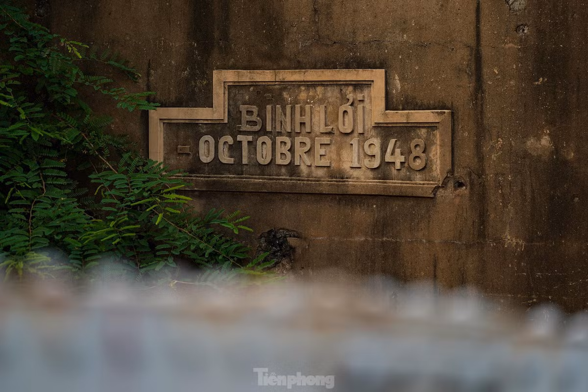 Tháp canh cao gần chục mét nằm bên phải đường ray gần chân cầu theo hướng từ quận Thủ Đức sang quận Bình Thạnh cũng được bảo tồn. Xung quanh tháp thiết kế các cửa sổ khung sắt, lỗ châu mai cùng mặt tường còn dòng chữ nổi "Binh Loi Octobre 1948".