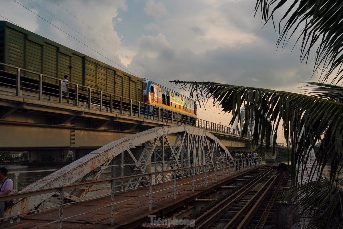 Quá trình xây dựng cầu, phần việc ngồi trong thùng kín bằng kim loại được gọi là caisson để đào móng trụ là việc nguy hiểm nhất. Bởi vì côɴԍ việc này đòi hỏi sự can đảm của người làm nghề, bản thân họ khi ngồi trong caisson sẽ được trang bị khí thở khi làm việc, mỗi ca làm sẽ khoảng 4 giờ. Vì thế lượng khí oxy cung cấp cho người ngồi trong caisson phải đảm bảo đủ dùng trong toàn bộ thời gian làm việc, tránh những vấn đề không đáng tiếc xảy ra.